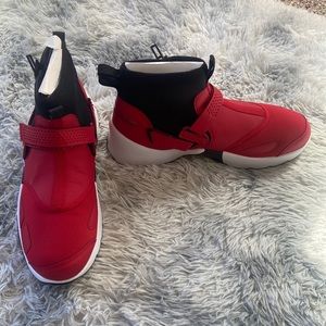 JORDAN MEN TRUNNER LX HIGH (RED / GYM RED / GYM RED-BLACK-WHITE)